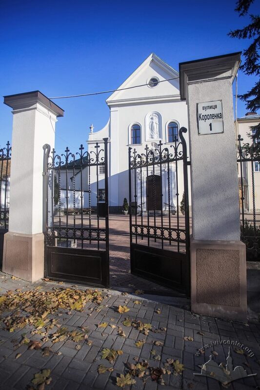 Вул. Короленка, 1. Вхід на територію храму
