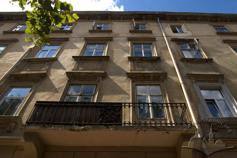 Вул. Федорова, 8. Фрагмент головного фасаду