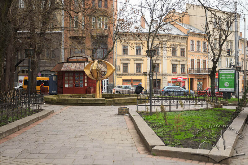 Фонтан на пл. Галицькій. Вигляд зі сходу у бік вул. Князя Романа