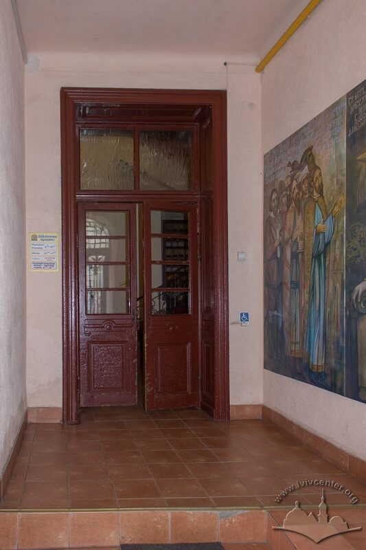 Вул. Винниченка, 1. Вхідні сіни