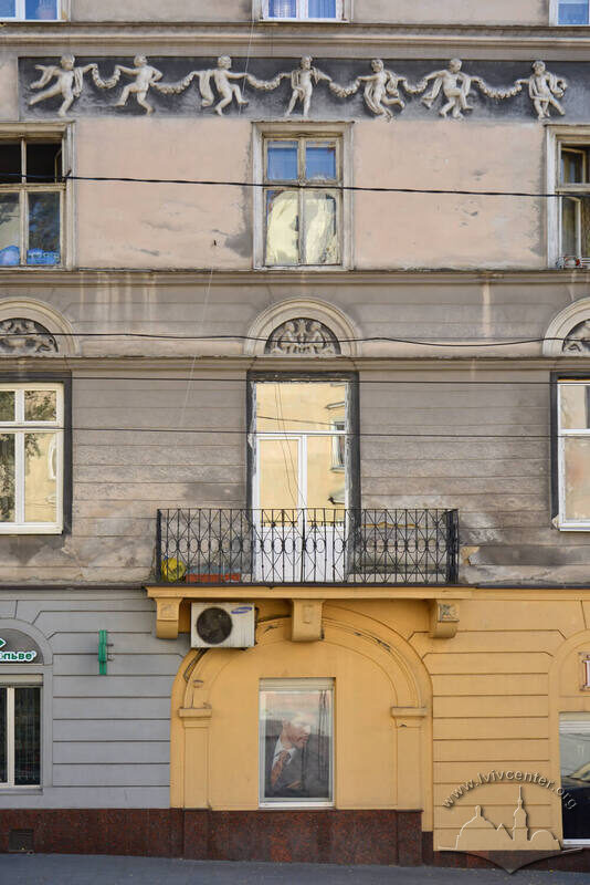 Вул. Краківська, 34. Фрагмент північного фасаду. Внизу у центрі - замурована брама