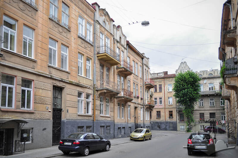 Вул. Левинського, вид у бік вул. Здоров'я. У центрі фото – наріжний будинок №2