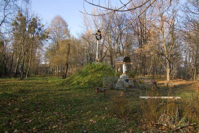 Східна межа парку “Кортумова гора”, вхід з боку вулиці Єрошенка.