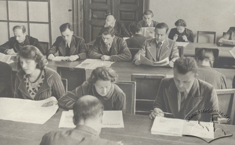 Зала радянської літератури у бібліотеці Львівського університету. Фото: Владимир Форберт, 1939-1941 роки. Джерело: ЛННБУ ім. В. Стефаника. Із колекції музею НТШ у Львові