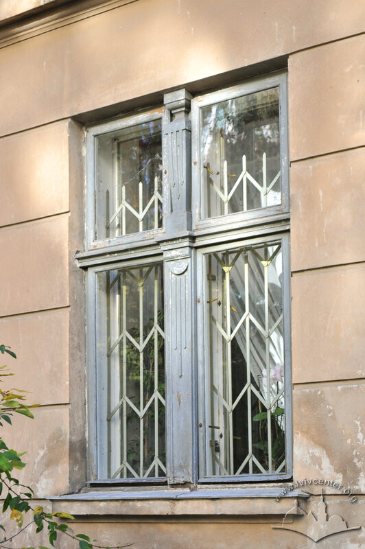Вул. Кравчука, 12. Вікно на 1-му поверсі.