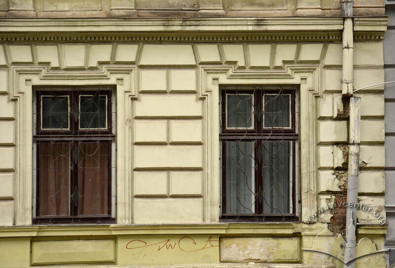 Вул. Січових стрільців, 21. Вікна 1-го поверху