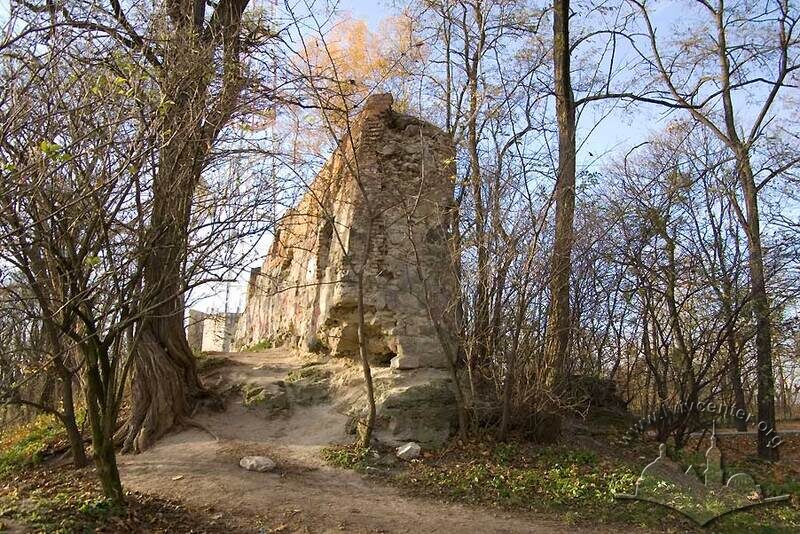 Парк "Високий замок", залишки замкового муру.