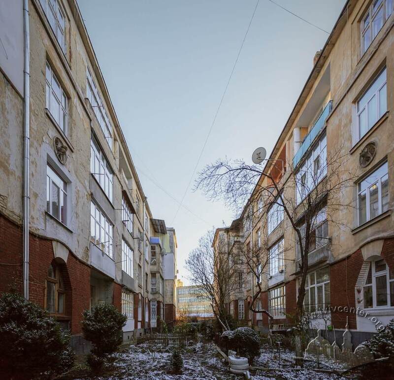 Vul. Promyslova, 31-33. Buildings constructed for tram depot workers. The courtyard between the buildings