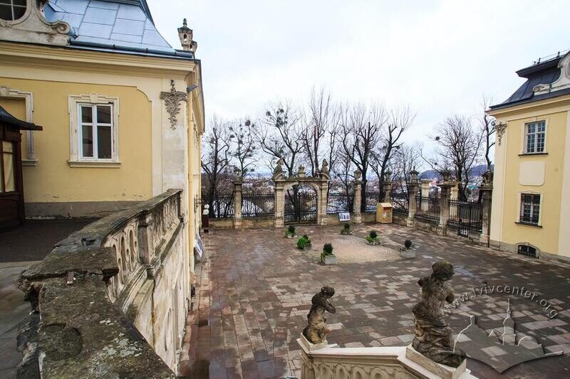 Пл. Св. Юра, 5. Вигляд у бік митрополичих садів за церквою