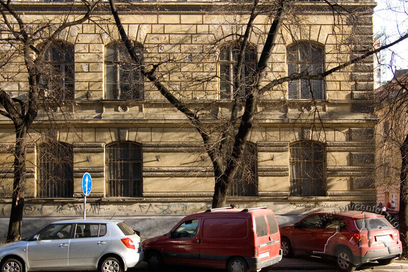 Вул. Князя Романа, 5. Фрагмент головного фасаду