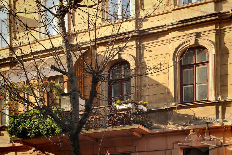 Вул. Дорошенка, 54. Вікна 2-го поверху і балкон