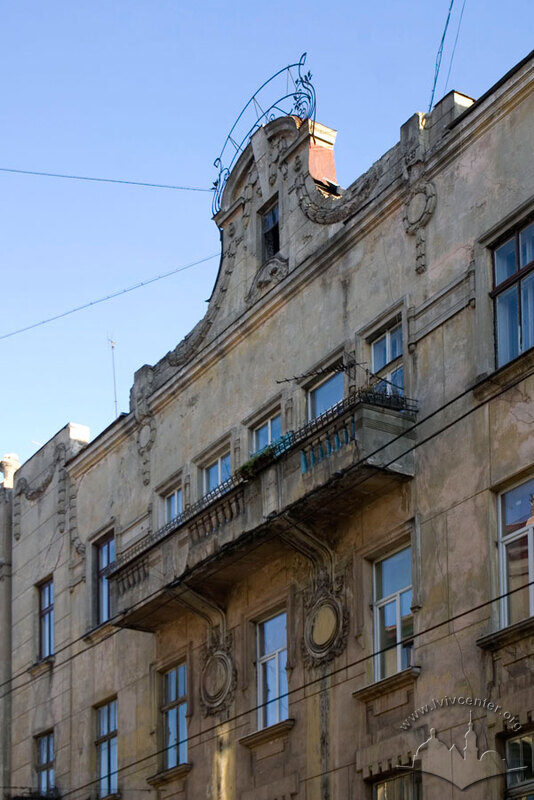 Вул. Дорошенка, 17. Фрагмент фасаду в рівні 3-4-го пов. з аттиковим завершенням