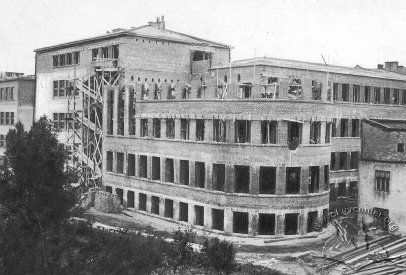 Під час будівництва (з Національного цифрового архіву, №1-N-3214)