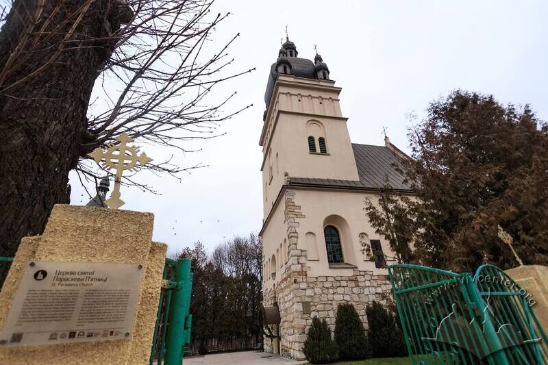 Вул. Хмельницького, 77. Вхід на територію церкви