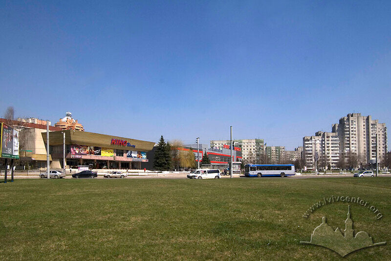 Просп. Червоної Калини, 81. Будинок кінотеатру посеред житлової забудови Сихова, вигляд з південного заходу