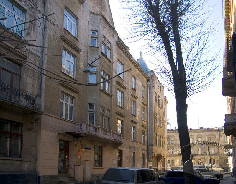 Вул. Академіка Богомольця, 2. Фасад з боку вул. Богомольця
