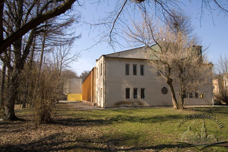Вул. У. Самчука, 12. Фрагмент східного фасаду