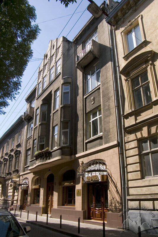 Вул. Ковжуна, 4. Головний фасад