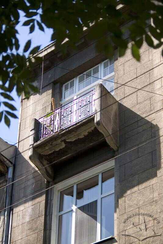 Вул. Ковжуна, 4. Балкон 4-го поверху