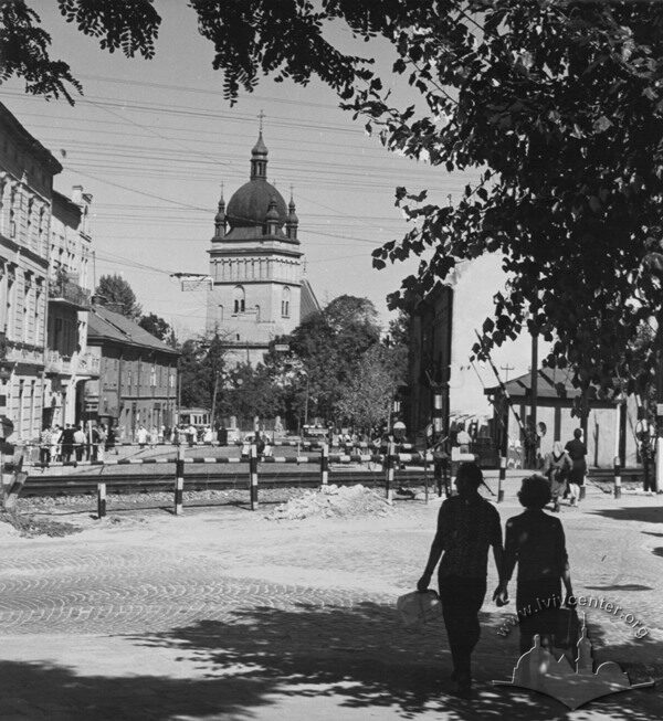 Вул. Б. Хмельницького в районі перетину її залізничною колією. 1964 рік.