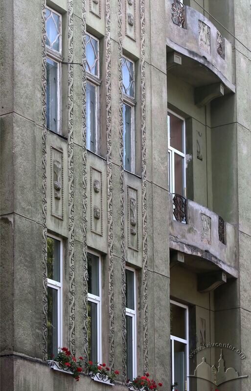 Вул. Левицького, 22. Фрагмент еркера на північному фасаді