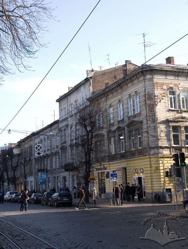 Вул. Бандери, 23. Будинок в оточуючій рядовій забудові вулиці.