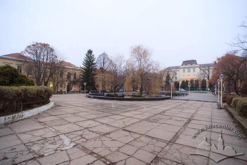 Вул. Пекарська, 69. Вигляд будинку з території між трьома корпусами університету, розташованими навпроти (корпуси анатомії, патології та фармакології)