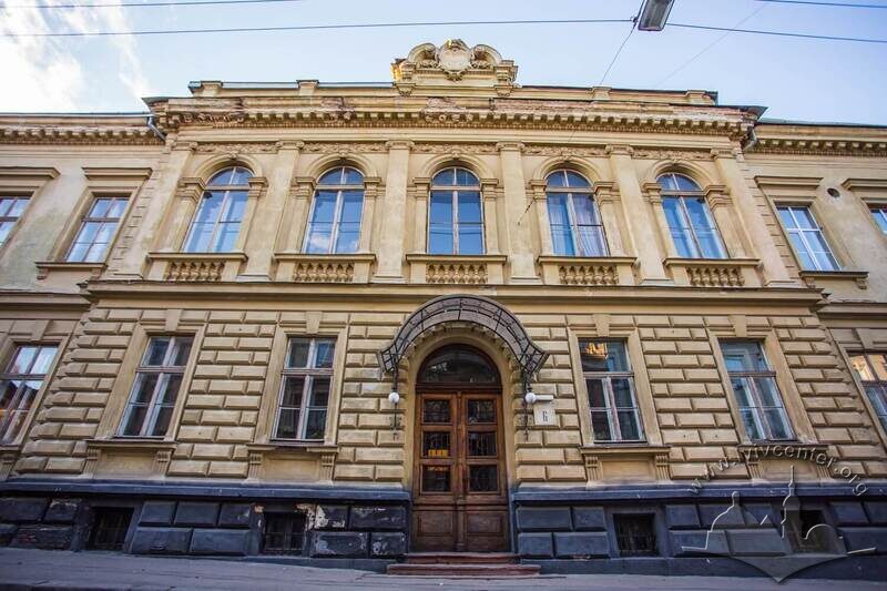 Вул. Кирила і Мефодія, 6. Центральна частина чільного фасаду з головним входом