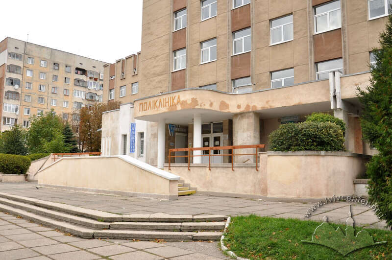 Просп. Червоної Калини, 57. Вхідна частина будинку.