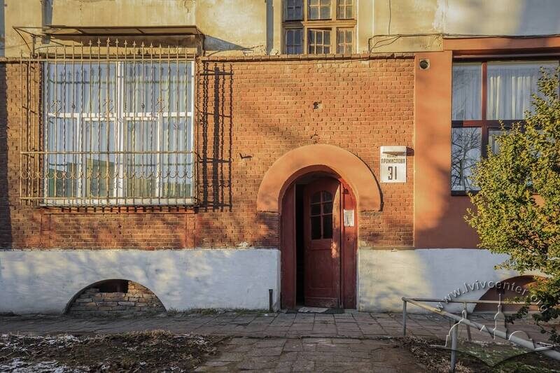 Vul. Promyslova, 31. Building constructed for tram depot workers. One of the side entrances