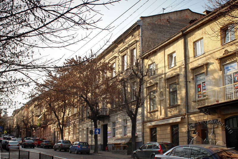 Вигляд забудови відрідку вул. Дорошенка зі сходу. Справа на фото – будинок №48, у центрі – №50