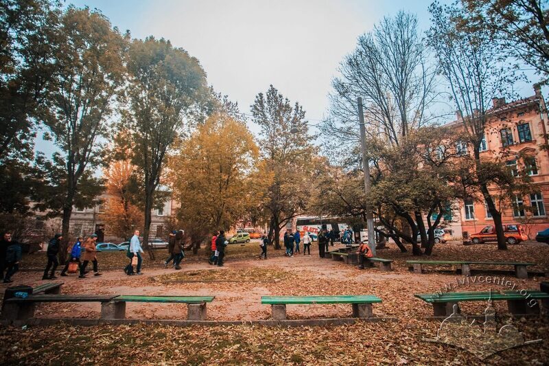 Пл. Старий ринок. Сквер на місці давньої синагоги. Вигляд з південного сходу