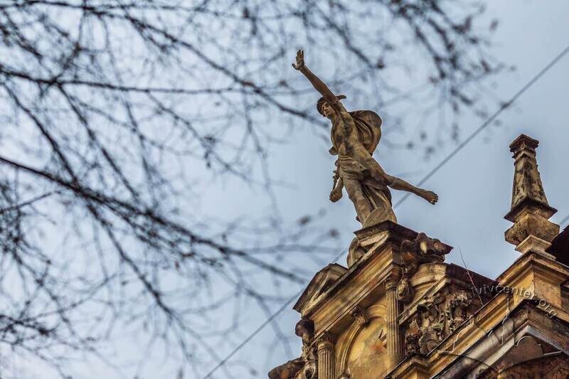 Вул. Січових стрільців, 3. Статуя Меркурія на аттику, відреставрована у 2012 р.