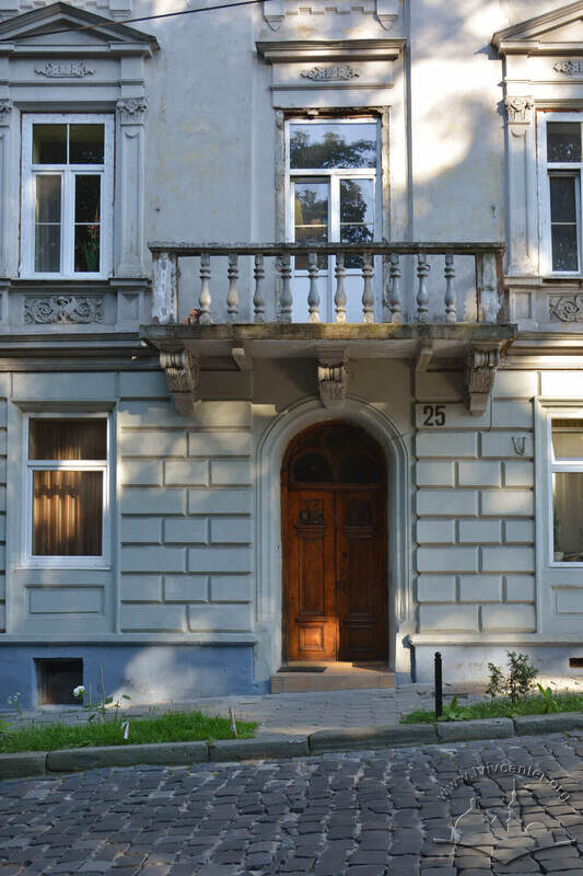 Вул. Крушельницької, 25. Головний вхід