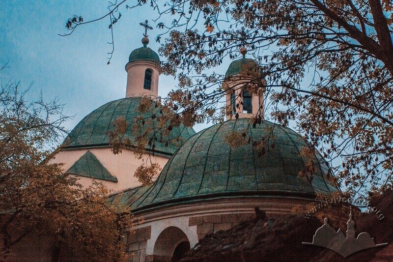Вул. Хмельницького, 28. Бані над апсидою (справа) і над залом церкви (зліва)