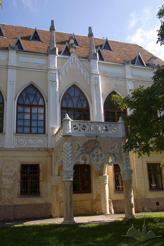 Вул. Пекарська, 50а. Центральна частина південного фасаду. Раніше під балконом був головний вхід до палацу