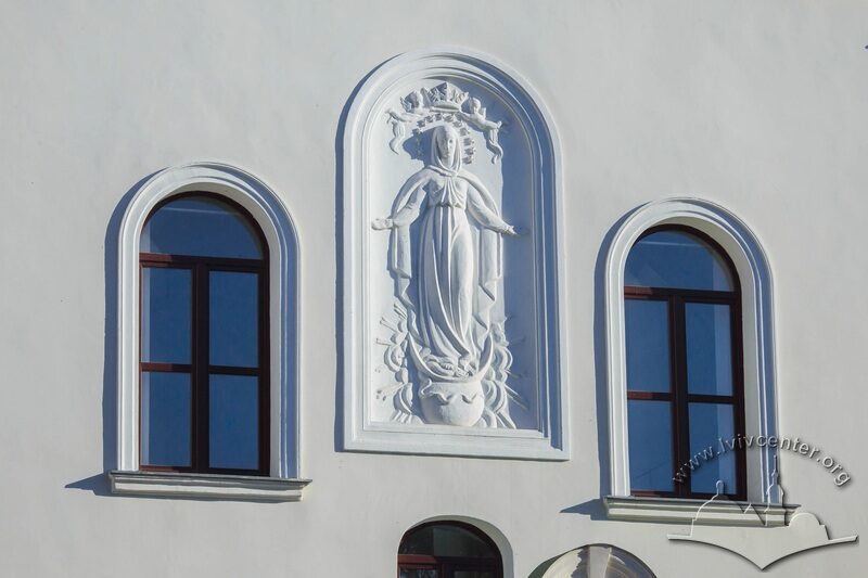 Вул. Короленка, 1. Вікна та барельєфне зображення Богородиці Непорочного Зачаття, додане у 1902 р. на головному фасаді храму