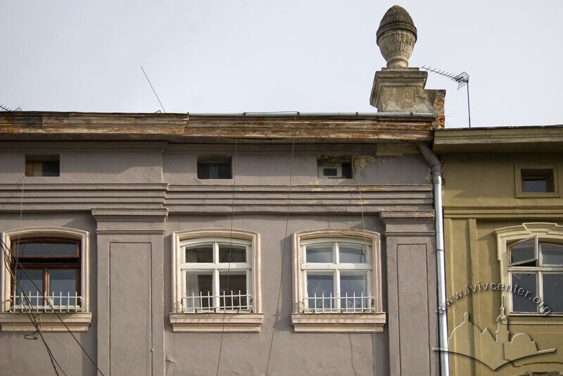 Пл. Ринок, 18. Фрагмент фасаду в рівні IV-го пов.