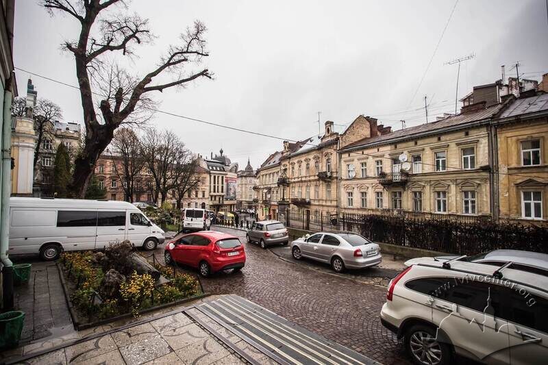 Вигляд забудови вулиць Грушевського і Драгоманова з-під входу до корпусу університету на вул. Грушевського, 4. Вдалині помітний будинок №28 з просп. Шевченка