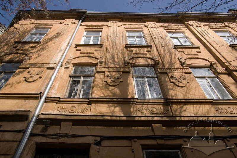 Вул. Академіка Богомольця, 11а. Фрагмент головного фасаду