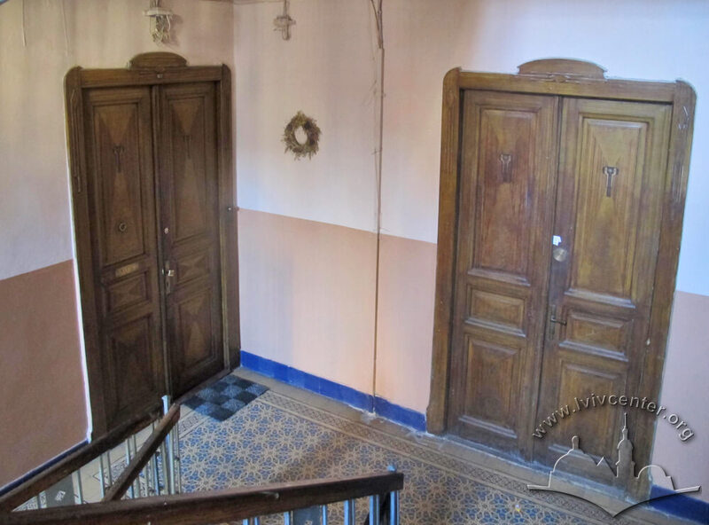 Вул. Тарнавського, 25. Автентичні інкрустовані двері до помешкань на 2-му поверсі