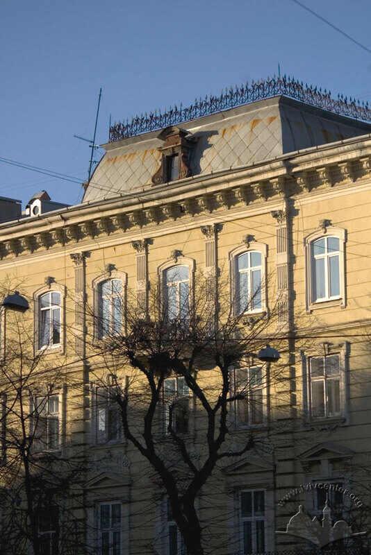 Вул. Валова, 4. Фрагмент фасаду з боку пл. Галицької