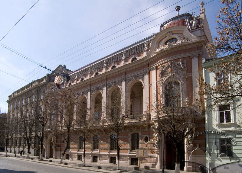 Вул. Листопадового чину, 6. Головний фасад будинку