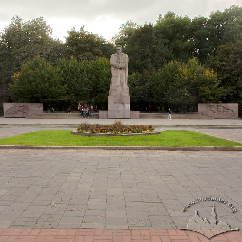 Вул. Університетська. Пам'ятник Іванові Франку. Площа перед пам'ятником