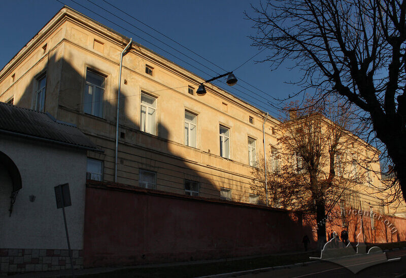 Вул. Кривоноса, 1. Колишня монастирська будівля на схід від церкви, що належить сьогодні Львівському університету внутрішніх справ