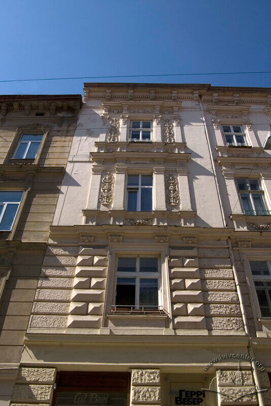 Пл. Ринок, 11. Вид на пристінок бічного фасаду (фасаду з боку вул. Сербської)
