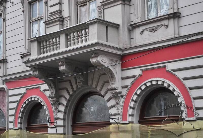 Вул. Коперника, 1. Балкон 2-го поверху