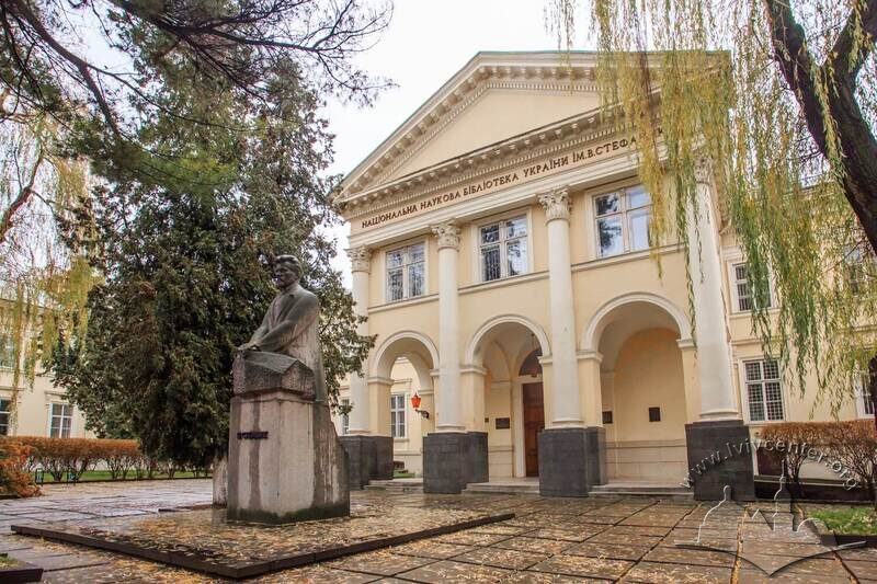 Пам'ятник Василю Стефанику, на тлі – центральний ризаліт будинку бібліотеки з головним входом