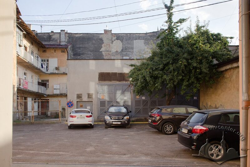 Вул. Франка, 39. Подвір'я будинку, в якому колись розміщувався автосервіс і заправка