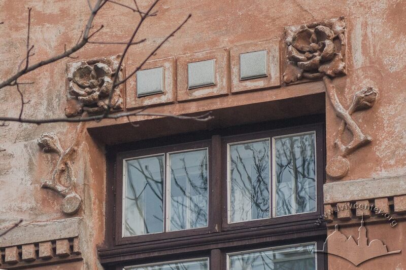 Вул. Вишенського, 20. Ліпні квіти і керамічні плитки довкола вікна другого поверху